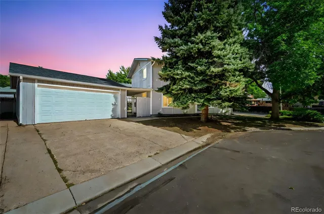 a view of backyard of the house