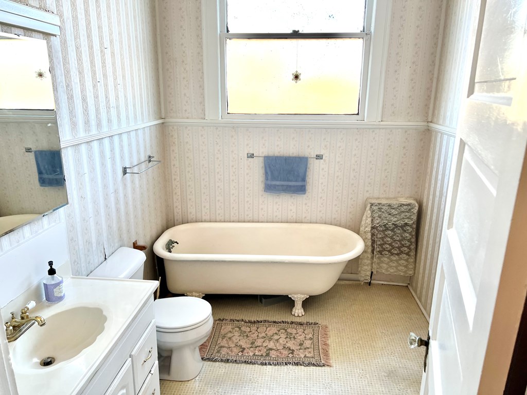 174 Clyde Howell Road Bainbridge, GA 39817 - Photo 16 of 41 Bathroom # 1 in between Bedroom and Dining
