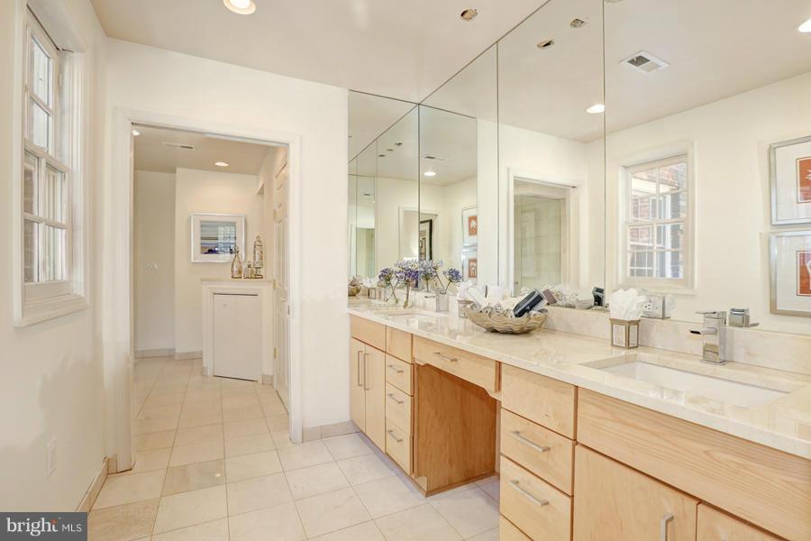 3327 Reservoir Road Northwest Washington, DC 20007 - Photo 8 of 18 Bath (Master)