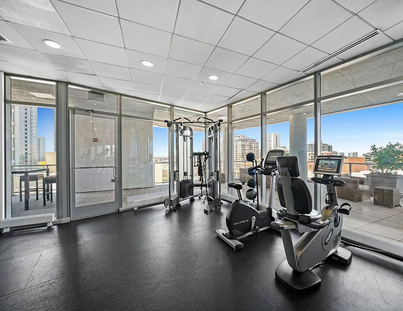 303 West Ohio Street, Unit 3502 Chicago, IL 60654 - Photo 33 of 41 a view of a room with gym equipment