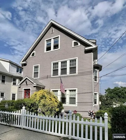 $2,500 | 621 Undercliff Avenue, Unit 2, Edgewater, NJ 07020