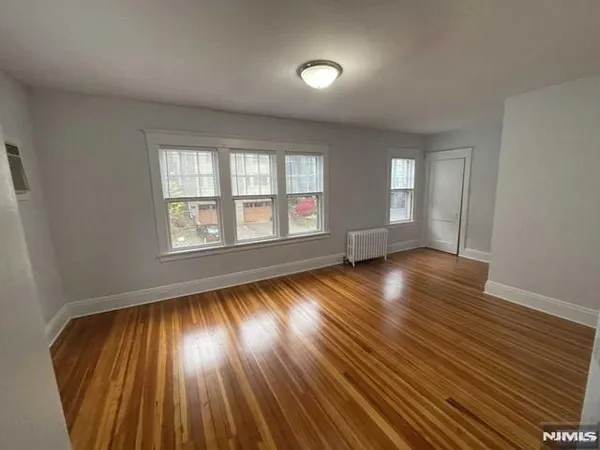 $2,500 | 621 Undercliff Avenue, Unit 2, Edgewater, NJ 07020