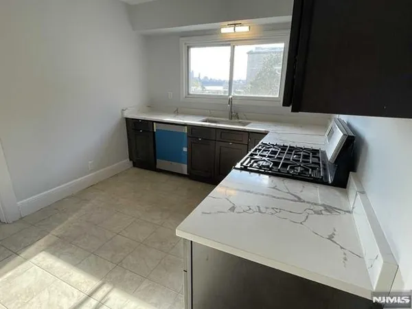 $2,500 | 621 Undercliff Avenue, Unit 2, Edgewater, NJ 07020