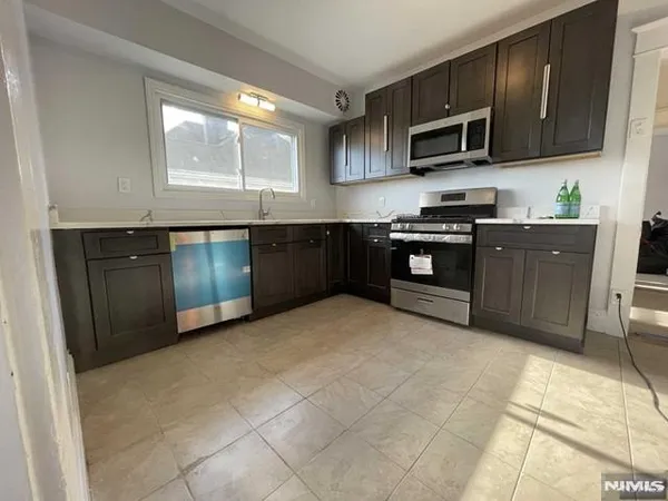 $2,500 | 621 Undercliff Avenue, Unit 2, Edgewater, NJ 07020
