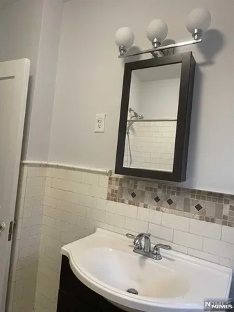 $2,500 | 621 Undercliff Avenue, Unit 2, Edgewater, NJ 07020