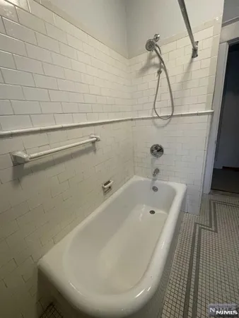 $2,500 | 621 Undercliff Avenue, Unit 2, Edgewater, NJ 07020