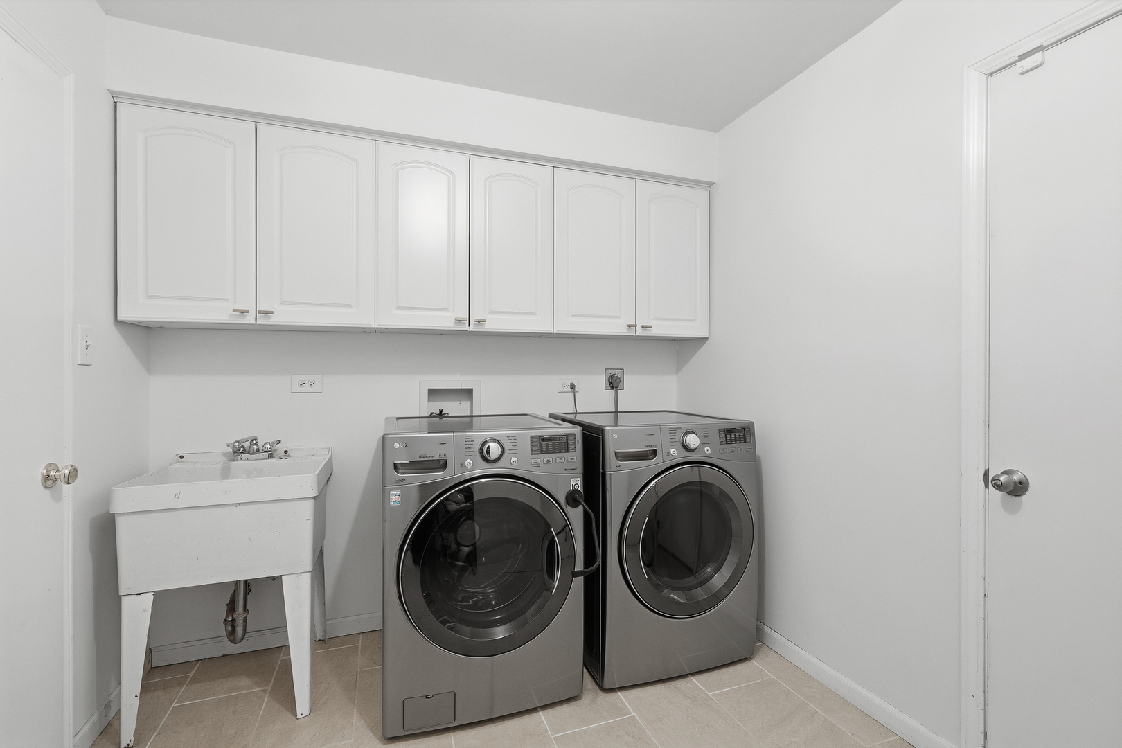7209 Grant Street Darien, IL 60561 - Photo 21 of 37 a utility room with sink dryer and washer