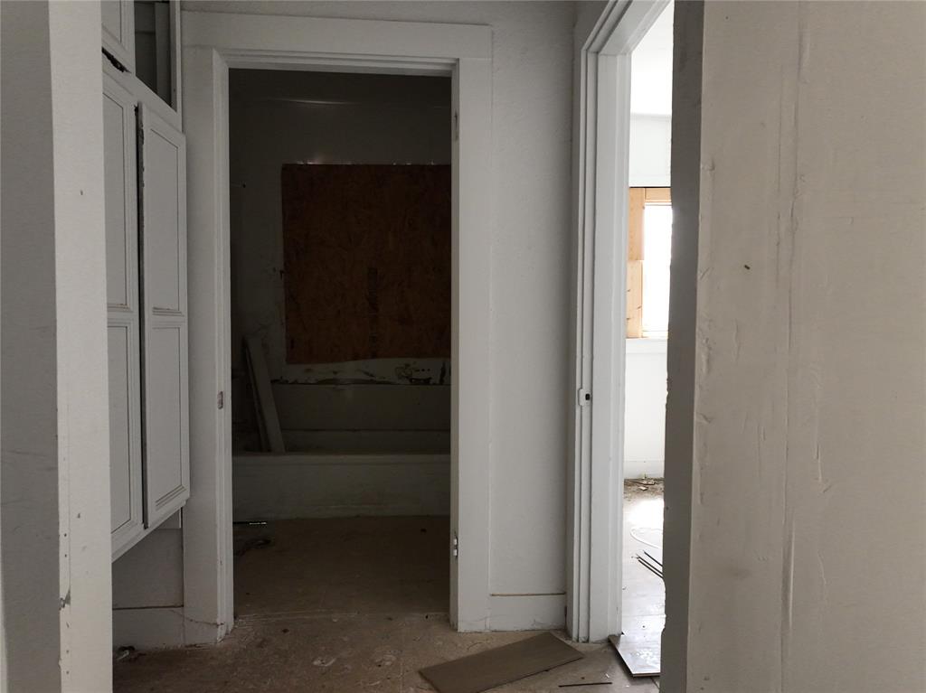 1428 Texas Street Vernon, TX 76384 - Photo 14 of 30 a view of walk in closet