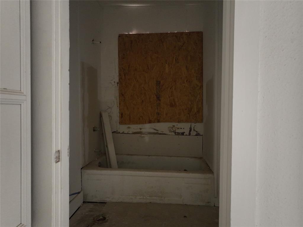 1428 Texas Street Vernon, TX 76384 - Photo 15 of 30 a bathroom with a shower