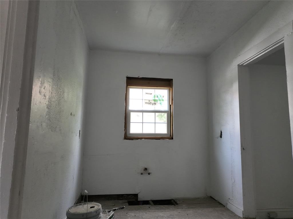 1428 Texas Street Vernon, TX 76384 - Photo 28 of 30 a room with a window