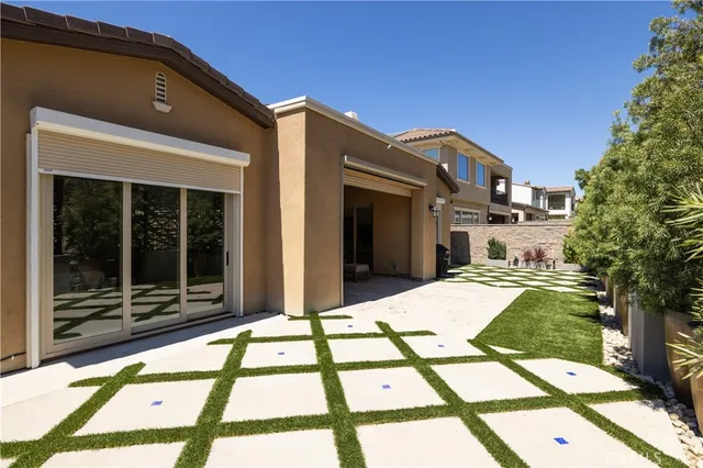 a view of a house with backyard