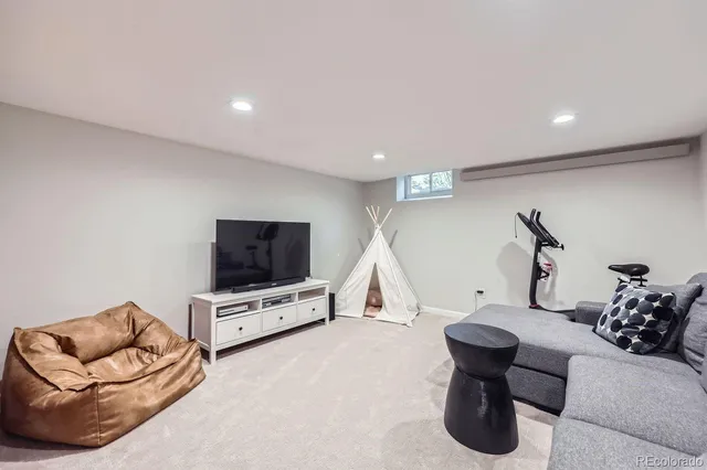 $5,600 | 1000 North Monaco St Parkway, Denver, CO 80220