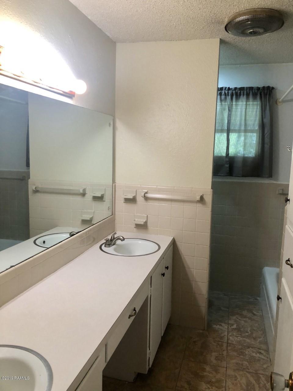 118 Normandy Road Lafayette, LA 70503 - Photo 11 of 13 118 Normandy hall bath