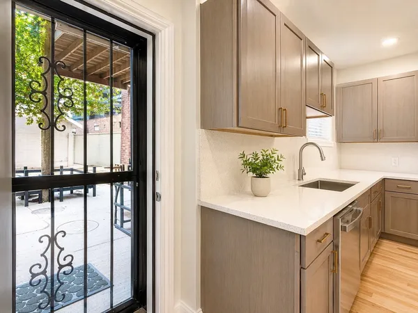 $4,500 | 1014 West George Street, Unit 1, Chicago, IL 60657