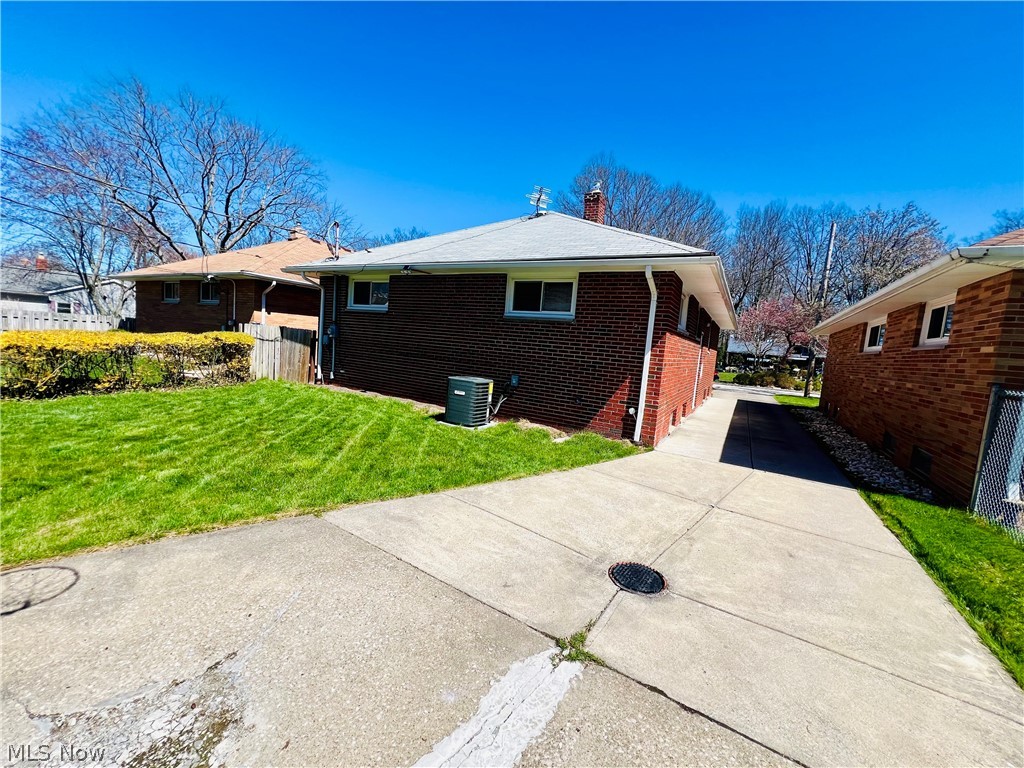 1094 Homestead Road Cleveland, OH 44121 - Photo 5 of 36