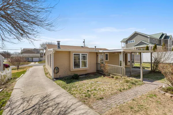 a view of a house with backyard