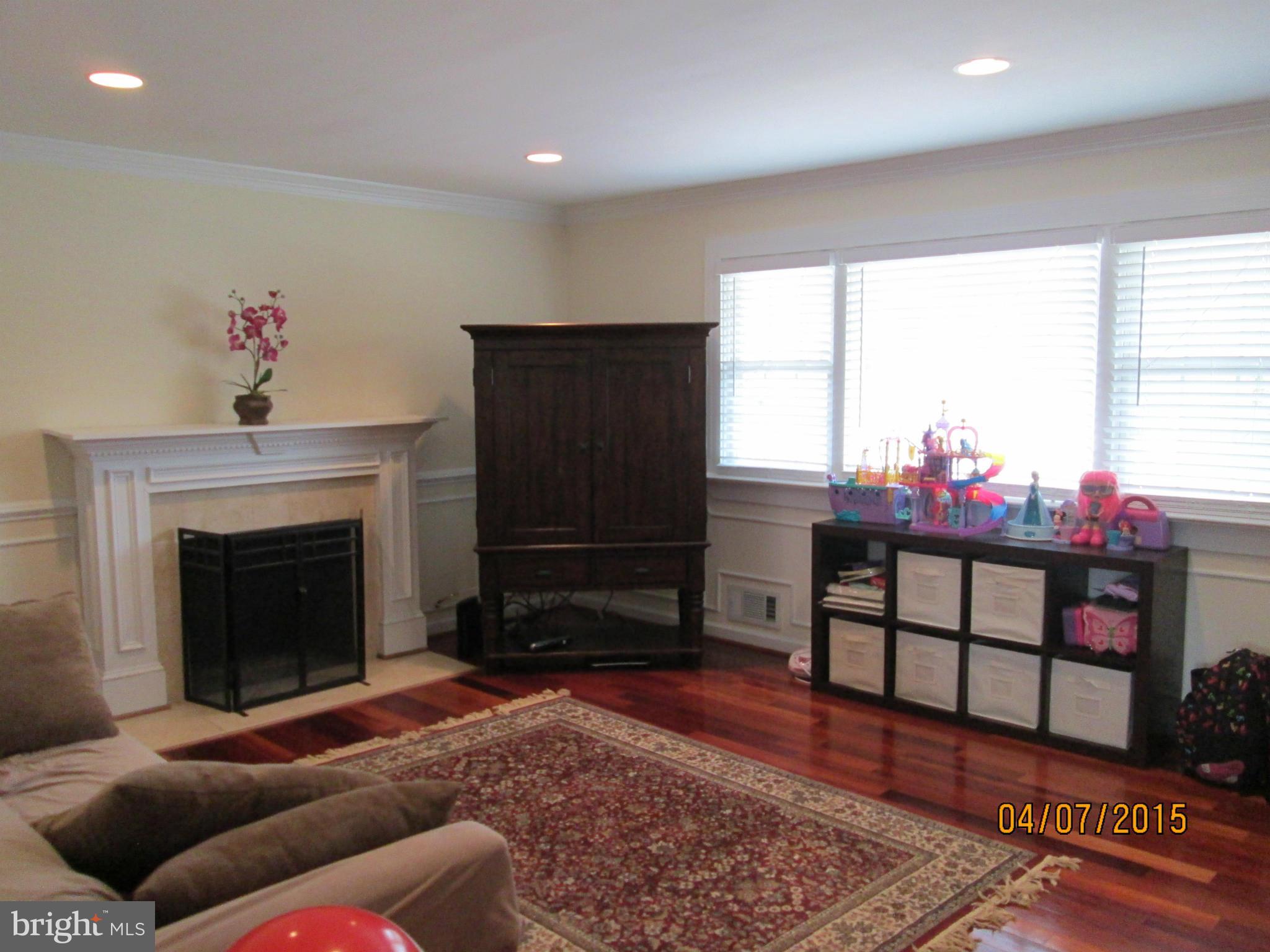 6617 Newington Road Lorton, VA 22079 - Photo 2 of 27 Living Room