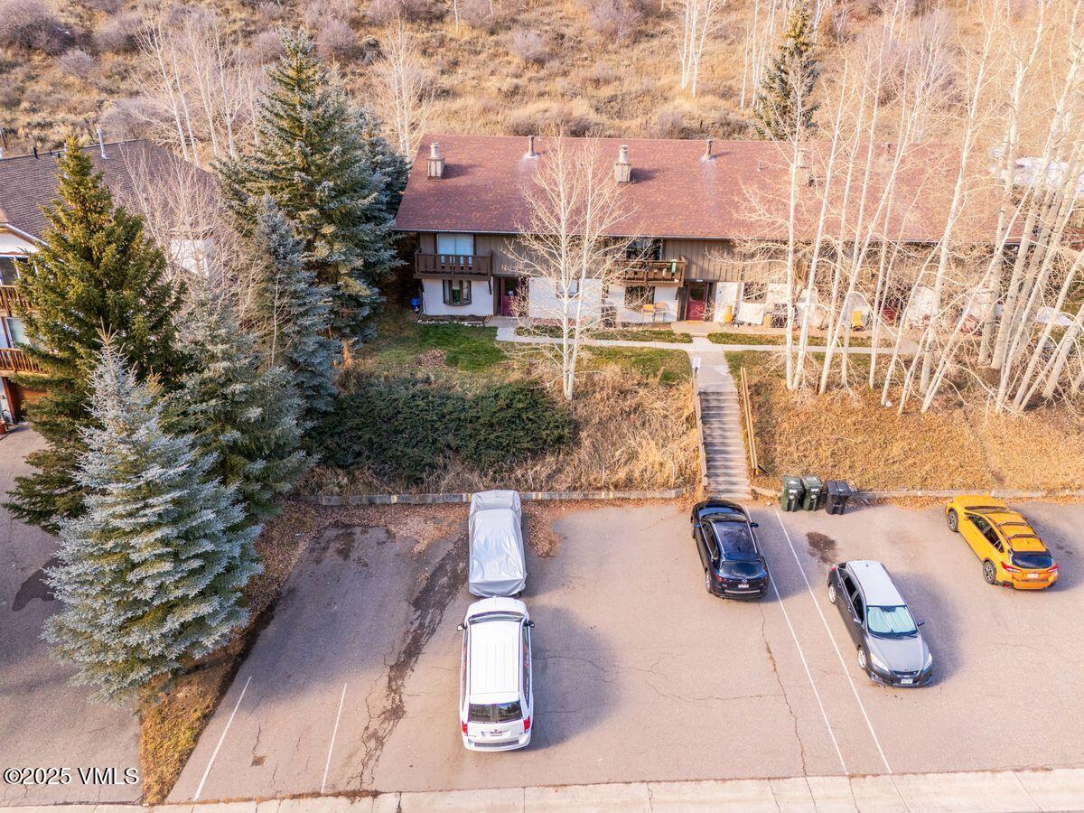 2099 Chamonix Lane, Unit 1C Vail, CO 81657 - Photo 19 of 29 Exterior Building with parking lot