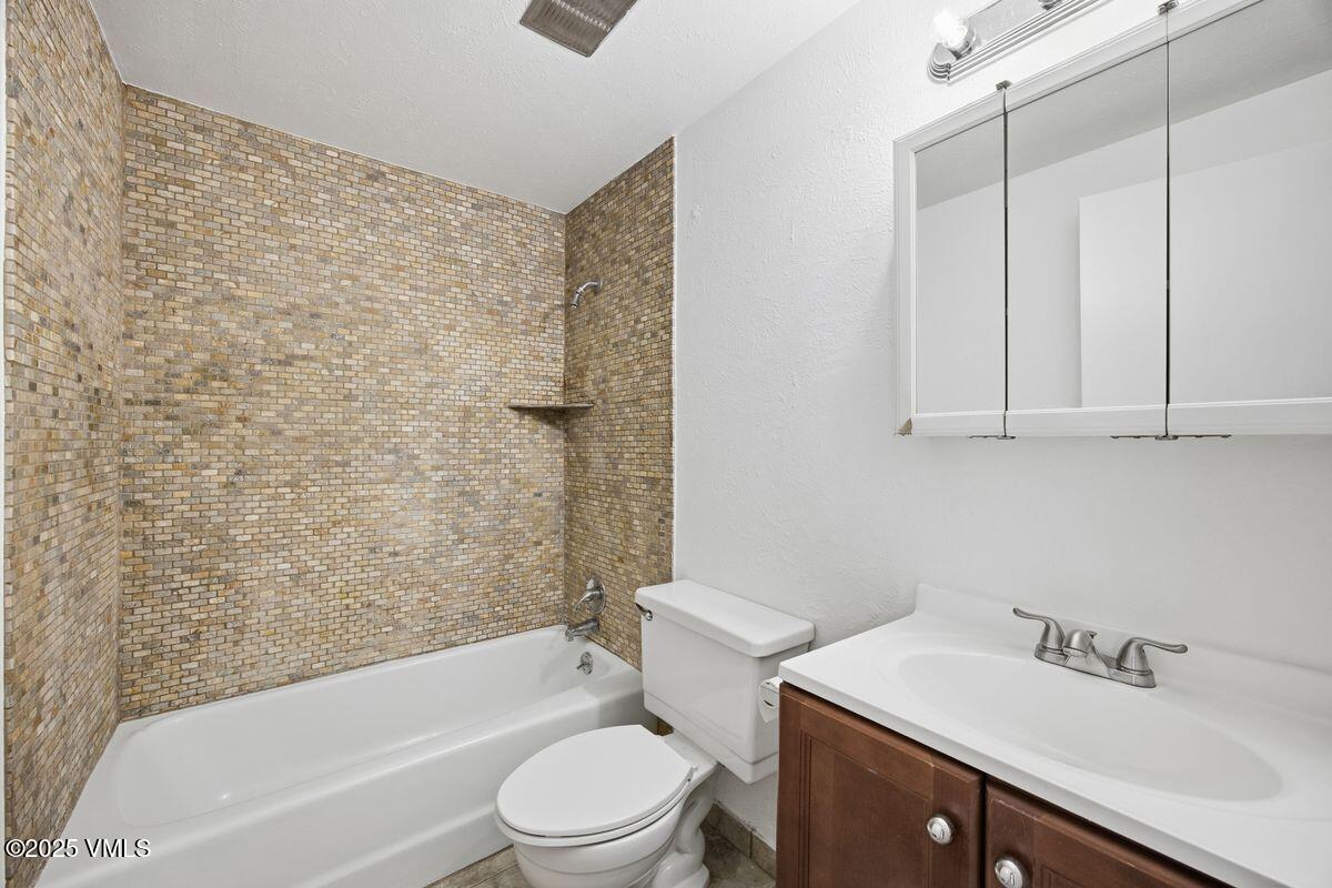 2099 Chamonix Lane, Unit 1C Vail, CO 81657 - Photo 8 of 29 Bathroom