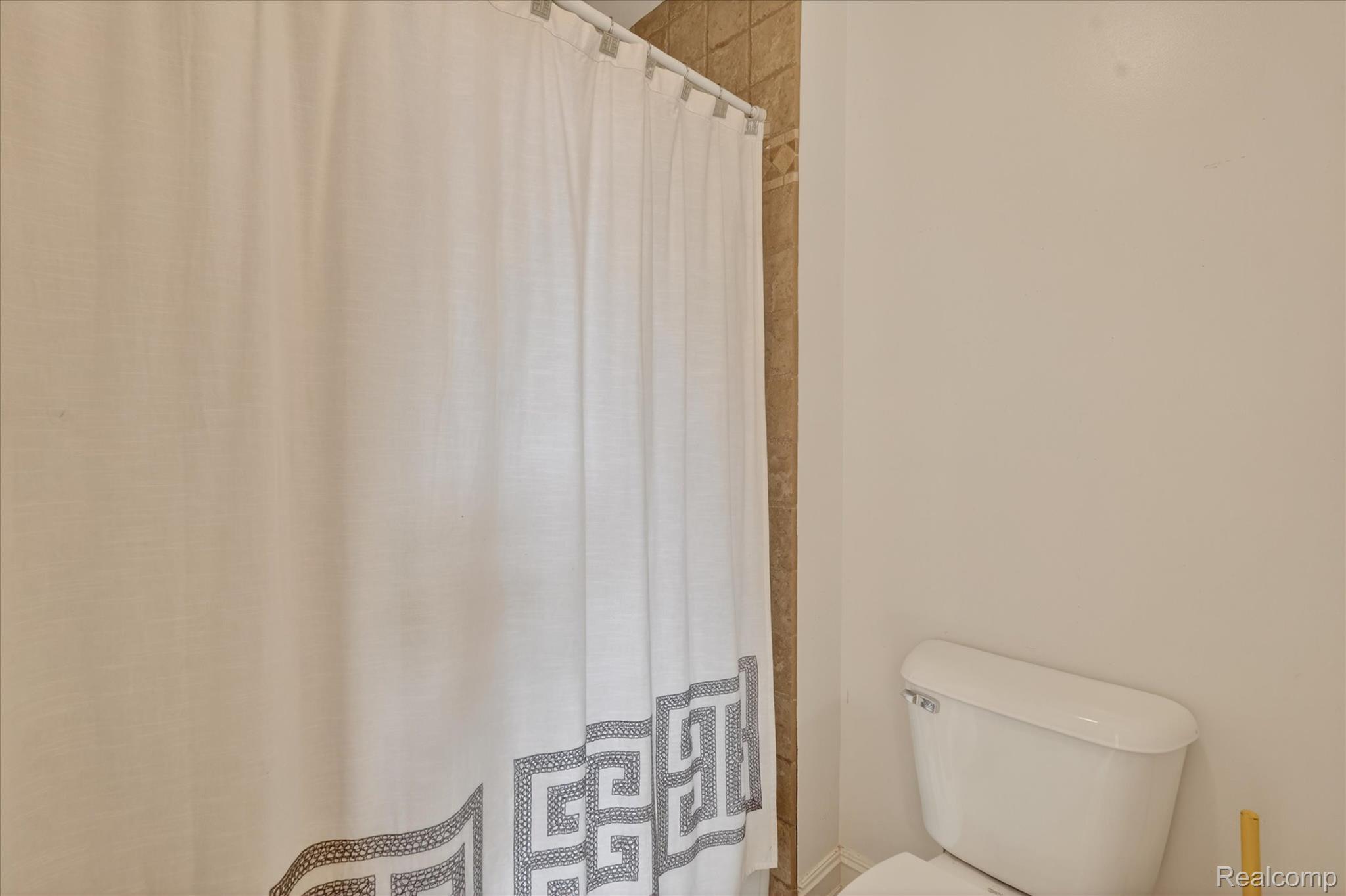 6932 Oakhurst Ridge Road Clarkston, MI 48348 - Photo 33 of 78 Full bathroom with curtained shower and toilet