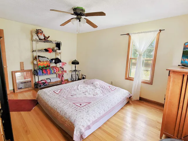 a bed room with a bed and a closet