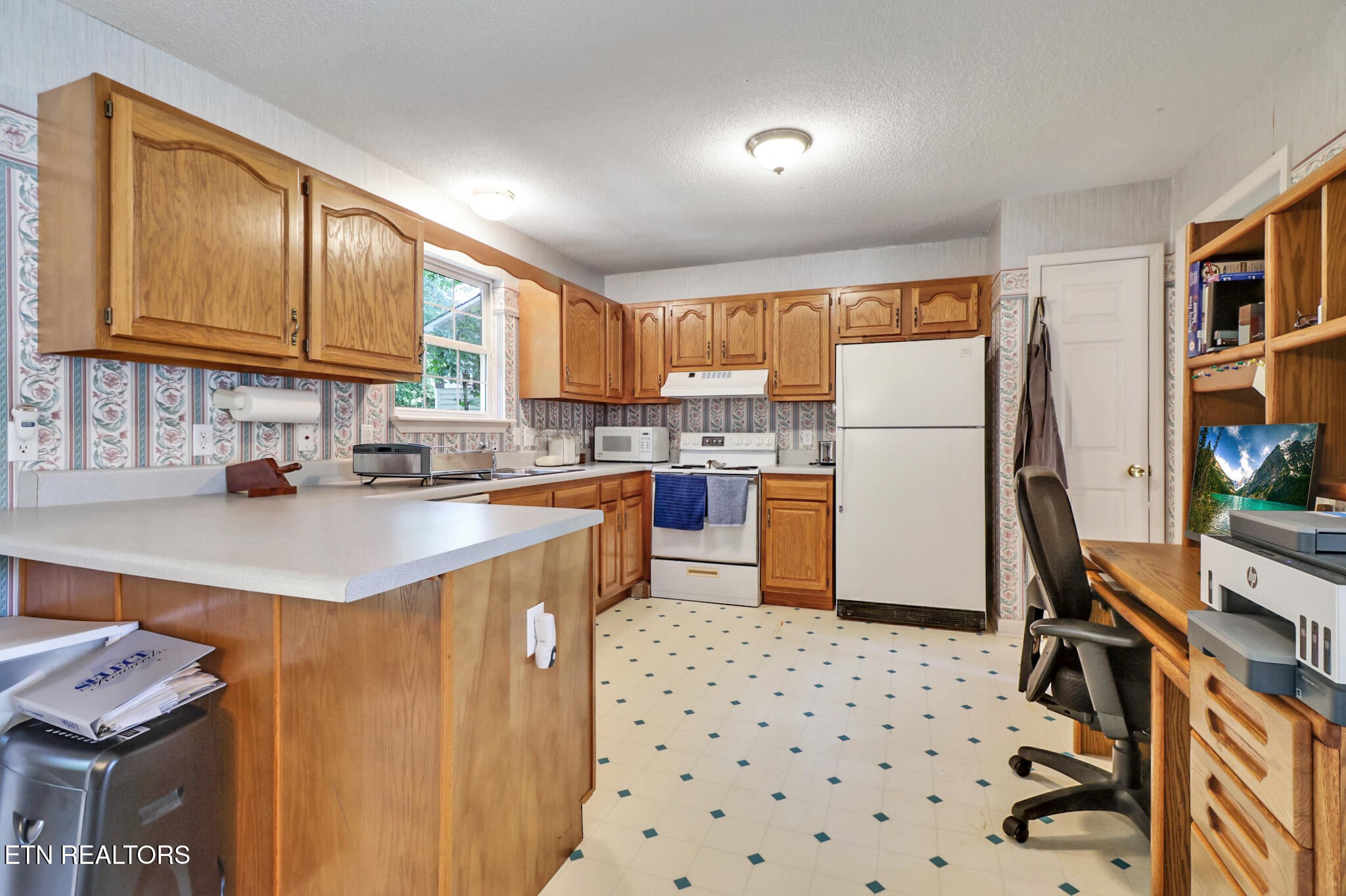 101 Ashdown Lane Crossville, TN 38558 - Photo 19 of 34 a kitchen with granite countertop a refrigerator a stove a sink a dining table and chairs