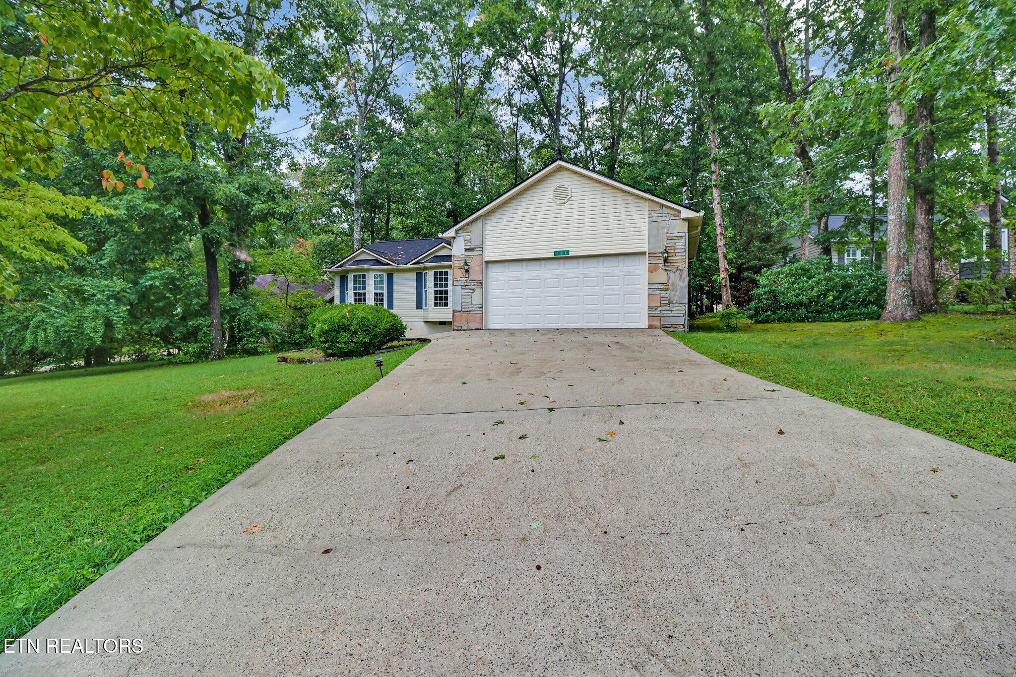 101 Ashdown Lane Crossville, TN 38558 - Photo 2 of 34 a view of backyard of house with green space