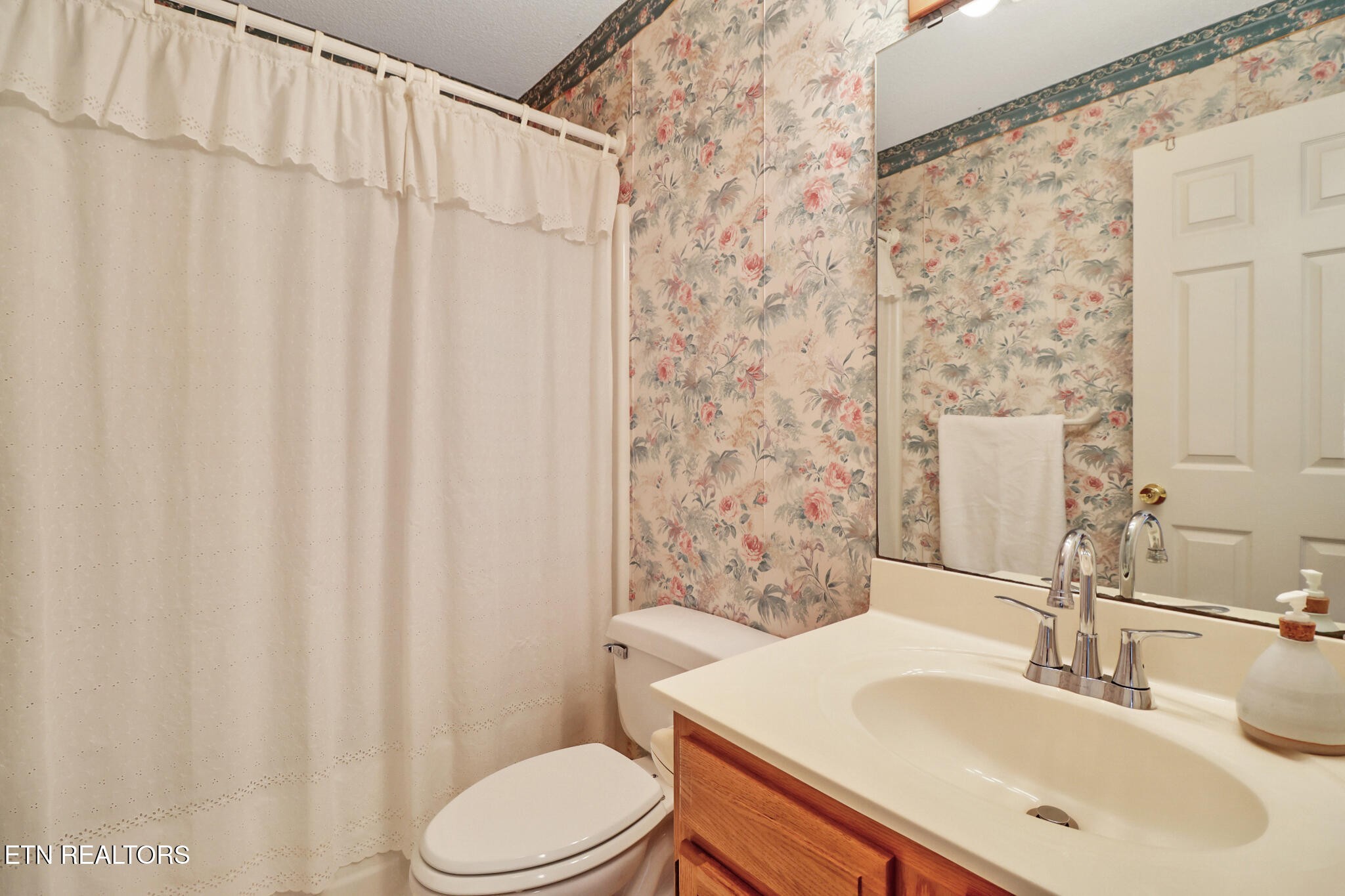 101 Ashdown Lane Crossville, TN 38558 - Photo 32 of 34 a bathroom with a sink a toilet and a mirror