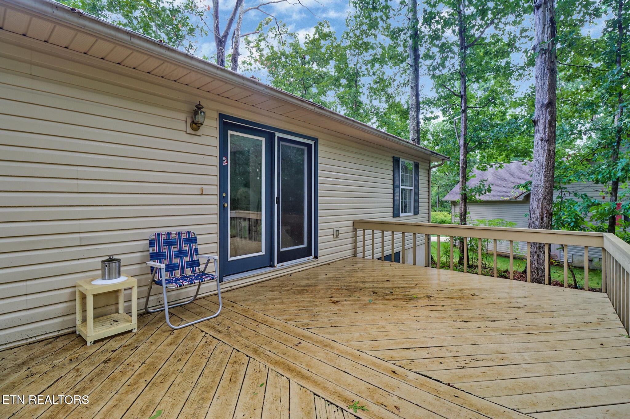 101 Ashdown Lane Crossville, TN 38558 - Photo 7 of 34 a balcony with table and chairs