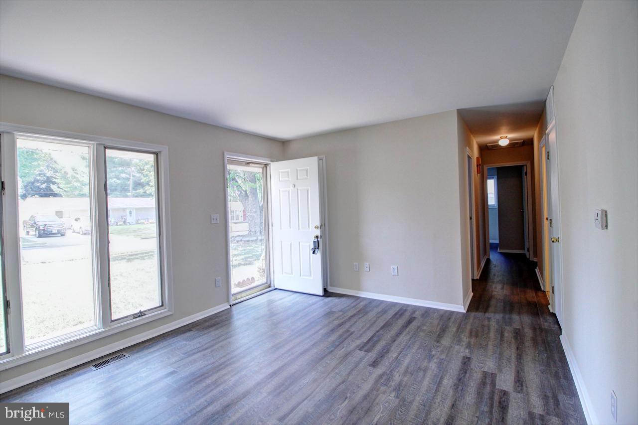 285 Pinoak Drive Frederick, MD 21701 - Photo 3 of 18