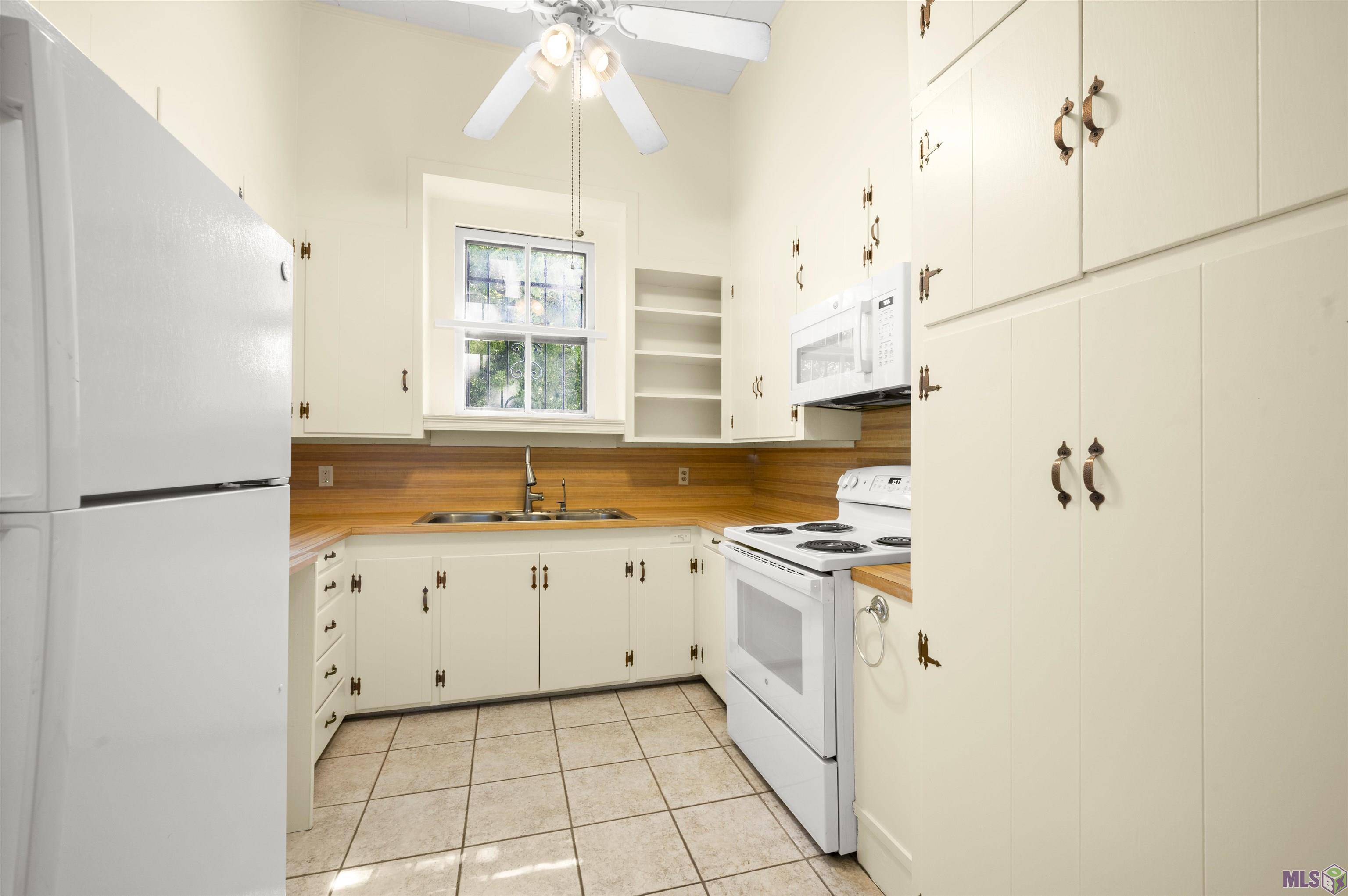 1023 Laurel Street Baton Rouge, LA 70802 - Photo 17 of 23 Side apt. - Updated kitchen with new painted cabinets - stove - microwave and refrigerator
