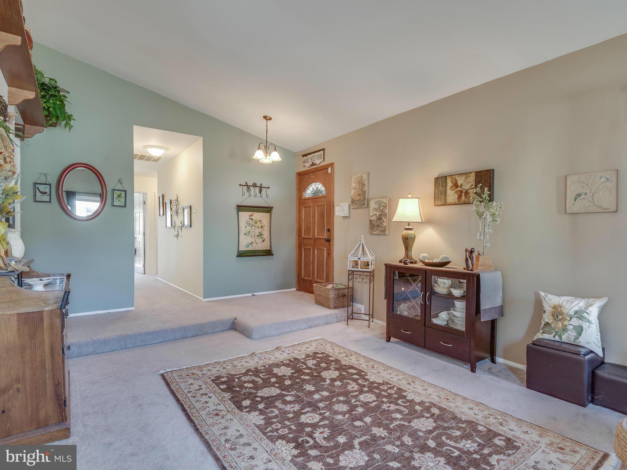 31 Thrush Road Sterling, VA 20164 - Photo 4 of 30 Foyer / Living Room