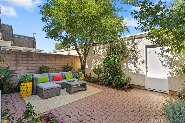 $635,000 | 19041 Hamlin Street, Unit 5, Reseda, CA 91335