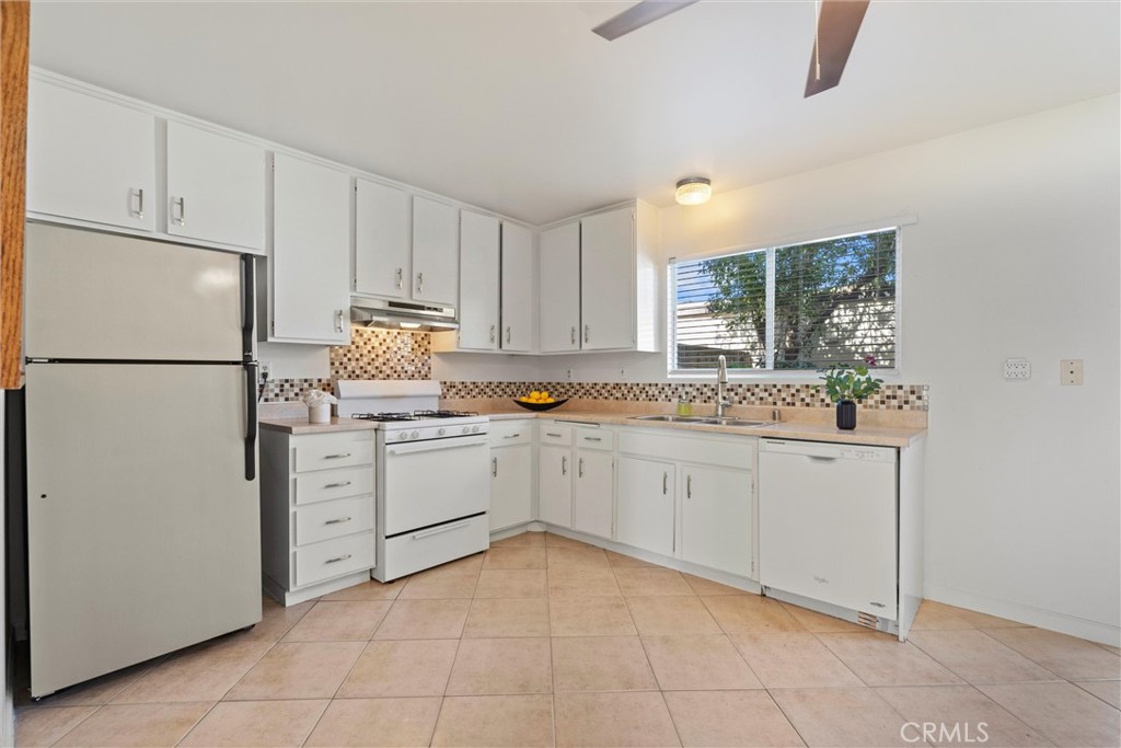 19041 Hamlin Street, Unit 5 Reseda, CA 91335 - Photo 6 of 25 Kitchen
