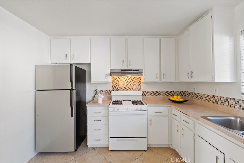 19041 Hamlin Street, Unit 5 Reseda, CA 91335 - Photo 9 of 25 Kitchen & Appliances