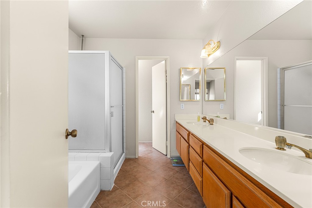 11048 Thrush Drive Riverside, CA 92505 - Photo 17 of 33 Primary Bathroom