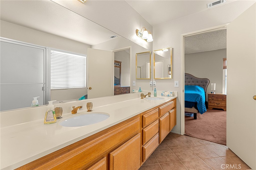 11048 Thrush Drive Riverside, CA 92505 - Photo 18 of 33 Primary Bathroom