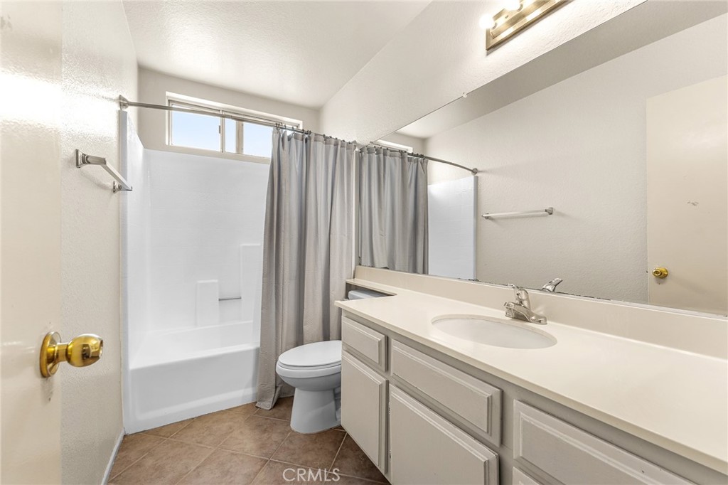 11048 Thrush Drive Riverside, CA 92505 - Photo 21 of 33 Hallway Bathroom