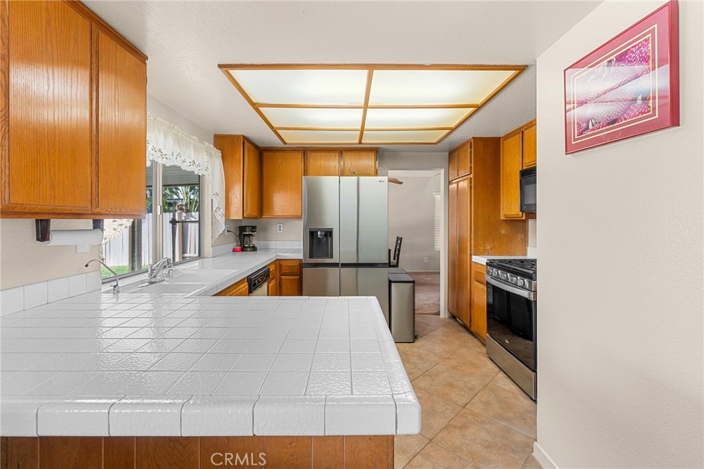 11048 Thrush Drive Riverside, CA 92505 - Photo 8 of 33 Kitchen