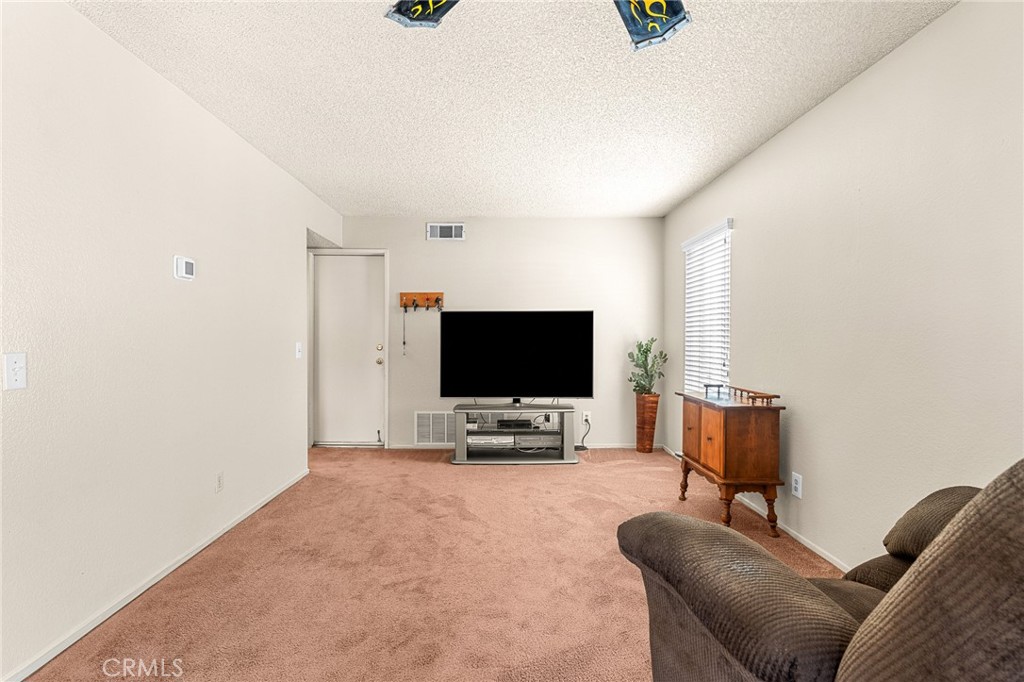 11048 Thrush Drive Riverside, CA 92505 - Photo 10 of 33 Family Room