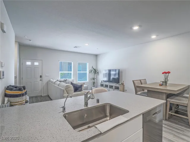 $339,999 | 483 Waterfall Cove, Henderson, NV 89002