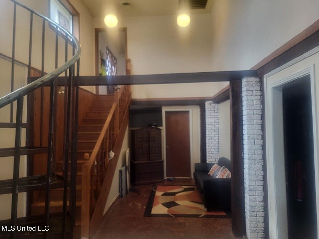 6012 Hernando Road Byhalia, MS 38611 - Photo 11 of 29 Hernando Stairway