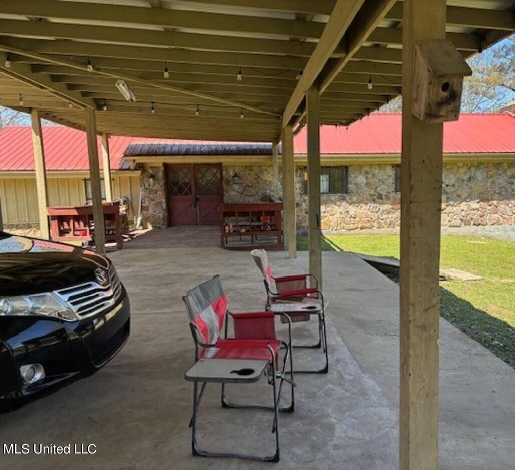 6012 Hernando Road Byhalia, MS 38611 - Photo 5 of 29 Hernando patio carport