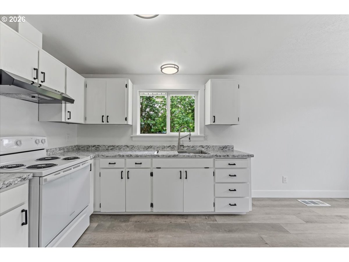 8970 Southwest Reiling Street Portland, OR 97224 - Photo 8 of 30