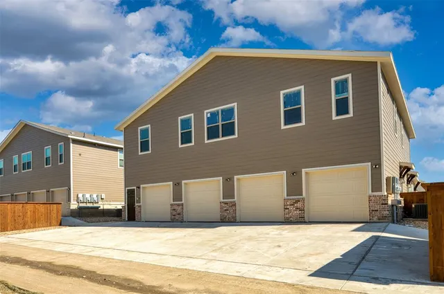 $1,695 | 707 Harvest Moon Drive, Venus, TX 76084