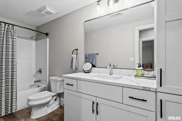 $825,000 | 1832 Willow Bend Street, Chatham, IL 62629