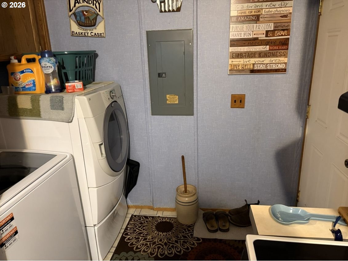 503 Old Pioneer Road Sutherlin, OR 97479 - Photo 47 of 48 a bathroom with a sink and a toilet