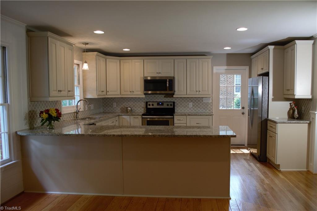 3350 Kirklees Road Winston-Salem, NC 27104 - Photo 1 of 21 Oversized breakfast bar