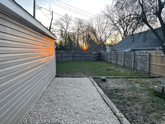 $2,000 | 519 Waukegan Road, Lake Bluff, IL 60044