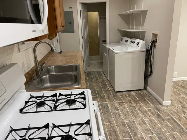 $2,000 | 519 Waukegan Road, Lake Bluff, IL 60044